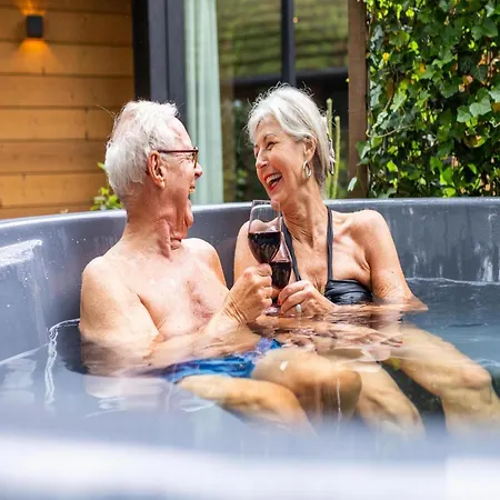 Nyaraló Forest With Hot Tub 6 Persons Wekerom